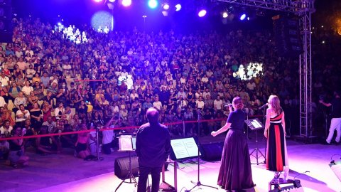 Çiğli Belediyesi'nin Zuhal Olcay konserinden kareler