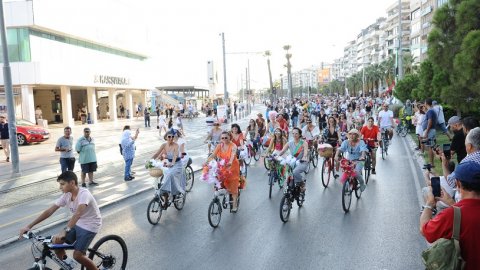 Karşıyaka'da Süslü Kadınlar Bisiklet Turu'na yoğun ilgi