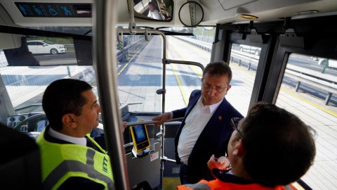 Ekrem İmamoğlu Metrobüs Hattı 1. Etap Beyaz Yol çalışmasını denetledi