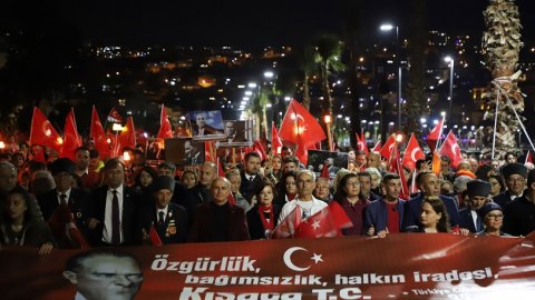 Büyükçekmece Belediyesi 29 Ekim'i fener alayı ve Deniz Seki konseri ile kutladı