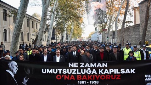 Beşiktaş Belediyesi'nin 10 Kasım'da Dolmabahçe'ye Ata’ya Saygı Yürüyüşü'nden kareler