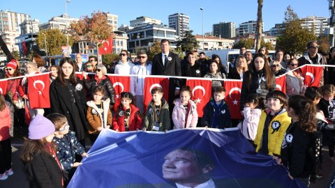 Kadıköy Belediyesi'nin 9'u 5 geçe 'Ata'ya Saygı Zinciri'nden kareler