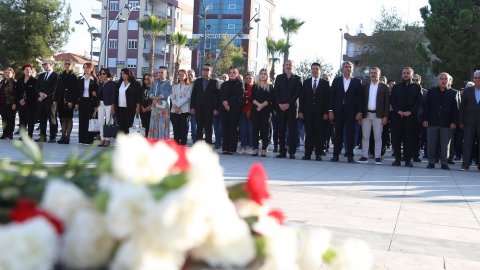 Döşemealtı Belediyesi önünde 10 Kasım'da Atatürk anması