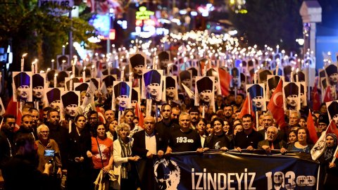 Muratpaşa Belediyesi'nden meşalelerle Ata’ya Saygı Yürüyüşü 