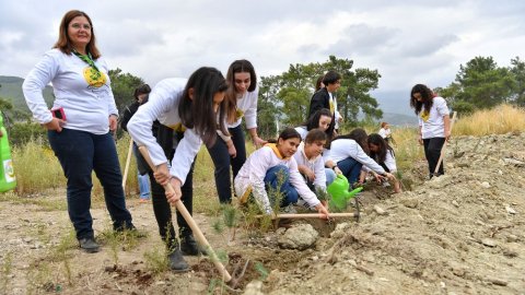 Konyaaltı Belediyesi'nden Gürsu Etüt Merkezi öğrencileri için fidan dikme etkinliği