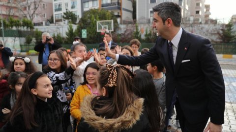 Kartal Belediye Başkanı Gökhan Yüksel'in ortak olduğu karne sevincinden kareler