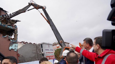 Ekrem İmamoğlu Kadıköy'de Nurcan Apartmanı'nın yıkılışına tanıklık etti