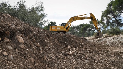 Konyaaltı Belediyesi'nden afet riskine karşı dere yataklarını genişletme çalışması