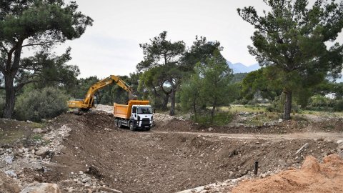 Konyaaltı Belediyesi'nden afet riskine karşı dere yataklarını genişletme çalışması