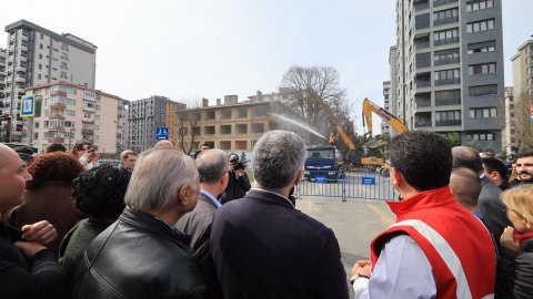 Ekrem İmamoğlu Kadıköy'de Ferah Apartmanı'nın yıkımına tanıklık etti