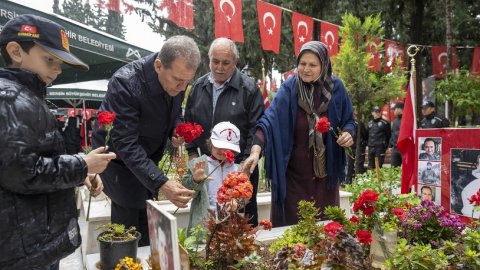 Vahap Seçer'den Mersin Şehitliği'ne ziyaret: 18 Mart dünyaya mal olmuş bir zaferdir