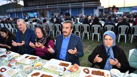 Çukurova Belediye Başkanı Soner Çetin'den iftar programında Salbaş'a 3 müjde birden