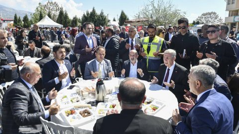 Mansur Yavaş bayramda Kahramanmaraşlı depremzedelerle buluştu