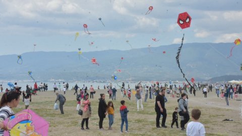 Edremit Belediyesi 23 Nisan'ı Uçurtma Şenliği ile kutladı