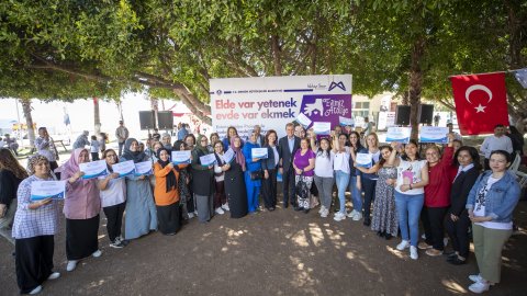 Vahap Seçer ve eşi Meral Seçer 'Evimiz Atölye' kursunu tamamlayan kadınlara sertifikalarını verdi