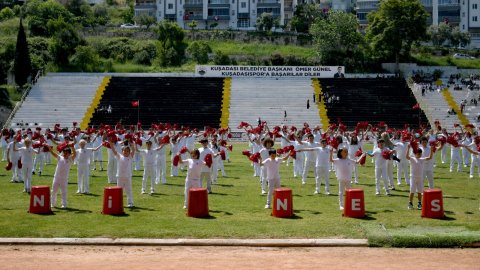 Kuşadası'nda 19 Mayıs coşkusu