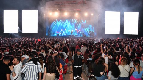 Mersin Büyükşehir Belediyesi'nin 19 Mayıs'ta düzenlediği Athena konserinden kareler