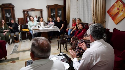 Konyaaltı Belediye Başkanı Semih Esen'in seçim için yaptığı ev ziyaretlerinden kareler