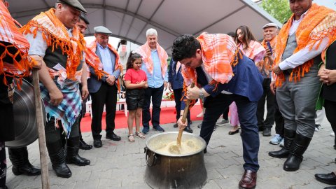  Buca Belediyesi'nin Kiraz Festivali'nde Tunç Soyer ve Erhan Kılıç keşkek dövdü