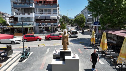 Edremit Belediyesi'nin yenilediği Sarıkız Meydanı'nın yeni görüntüleri