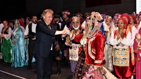 Bornova Belediyesi'nin 2. Halk Dansları Festivali'nden kareler