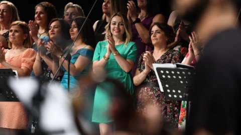 Bornova Belediyesi kursiyerlerinin Yaza Merhaba konserinden kareler