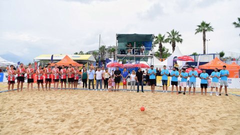 Konyaaltı Belediyesi’nin düzenlediği plaj hentbolunda duygulandıran görüntü