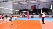 Soner Çetin'den yaz spor yaz okullarında voleybol eğitimi alan çocuklara ziyaret