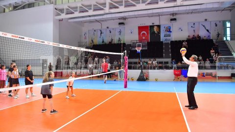 Soner Çetin'den yaz spor yaz okullarında voleybol eğitimi alan çocuklara ziyaret