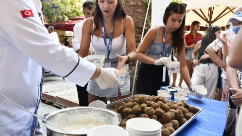 Kuşadası Belediyesi'nin Sokak Festivali'nde salyangoz kavurması atölyesinden kareler