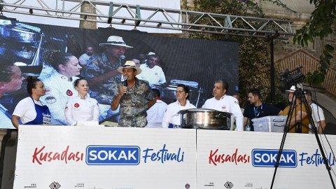 Kuşadası Belediyesi'nin Sokak Festivali'nde lezzet şöleni