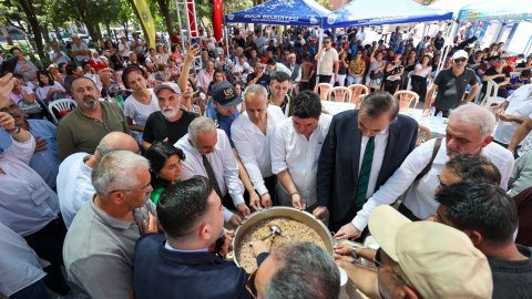 Buca Belediyesi'nden vatandaşlara aşure ikramı