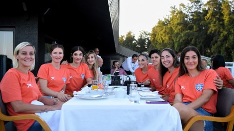 Semih Esen'in Konyaaltı Belediyesi SK Kadın Hentbol Takımı ile buluşmasından kareler