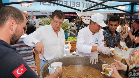 Edremit Belediyesi'nden 15 bin kişiye aşure ikramı