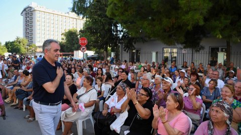 Konyaaltı Belediyesi'nin aşure ikramından kareler