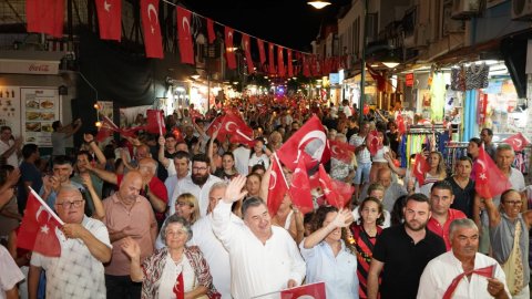 Çeşme Belediyesi'nden 30 Ağustos'ta Fener Alayı ve Yaşar konserinden kareler