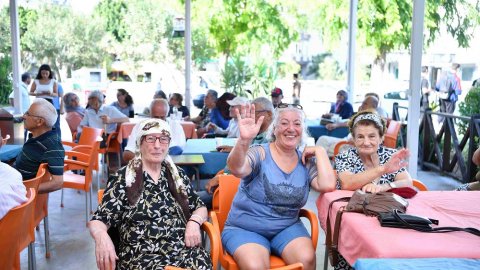 Konyaaltı Belediyesi'nin 23 Nisan Emekli Kahvesi’nde müzik dinletisinden kareler