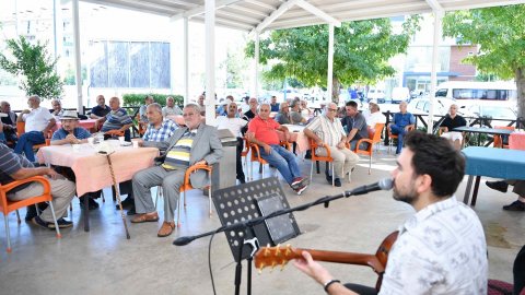 Konyaaltı Belediyesi'nden emekli kahvelerinde müzik dinletisi 