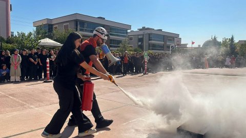 BUCAKUT'un  İzmir’deki öğrencilere afet eğitiminden kareler