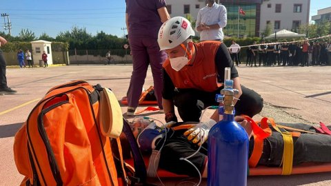 Buca Belediyesi Arama Kurtarma Ekibi'nden öğrencilere afet eğitimi