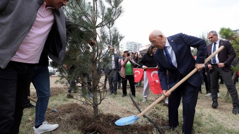 Fethi Yaşar İklim Değişikliği Farkındalık Günü’nde öğrencilerle ağaç dikti