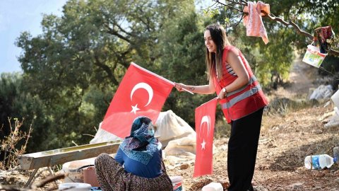 Konyaaltı Belediyesi ilçe genelinde 75 bin Türk bayrağı dağıttı