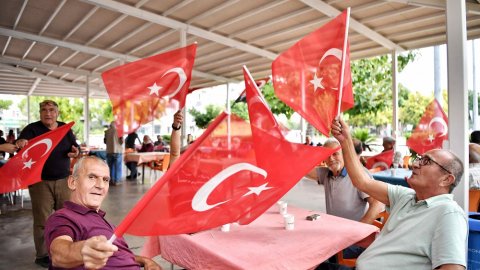 Konyaaltı Belediyesi 39 mahalleyi 75 bin Türk bayrağı ile süsledi