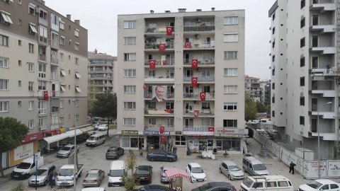 Bayraklı Belediyesi kentin tüm cadde ve sokaklarını Atatürk ve Türk Bayraklarıyla donattı