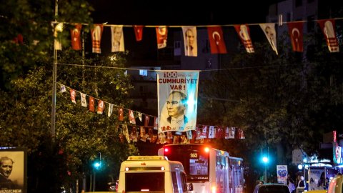 Bayraklı Belediyesi 29 Ekim hazırlıkları kapsamında ilçeyi Atatürk ve Türk Bayraklarıyla donattı