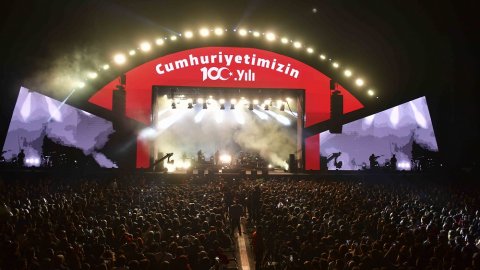 Ankara Büyükşehir Belediyesi'nin Cumhuriyetin 100. yılında Athena ve Güneş konserinden kareler