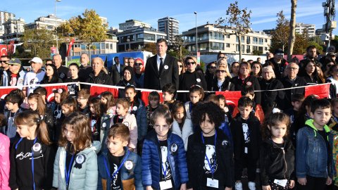 Kadıköy Belediyesi'nin 10 Kasım'da 'Ata’ya Saygı Zinciri'nden kareler