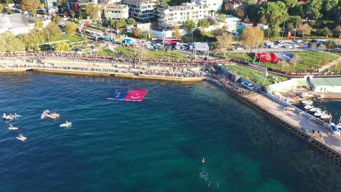 Kadıköy Belediyesi'nin öncülüğünde binlerce kişiden Ata’ya Saygı Zinciri