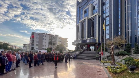 Buca'da 10 Kasım'da Atatürk anmasından kareler