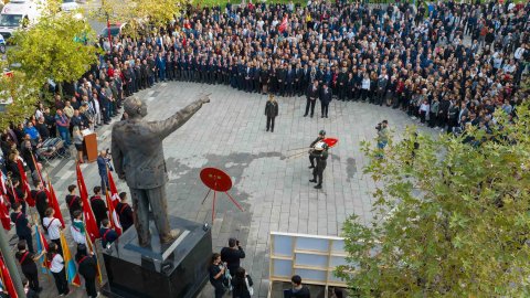 Buca Demokrasi Meydanı’nda Atatürk anması